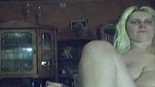 Una bionda adora il fistfucking in webcam