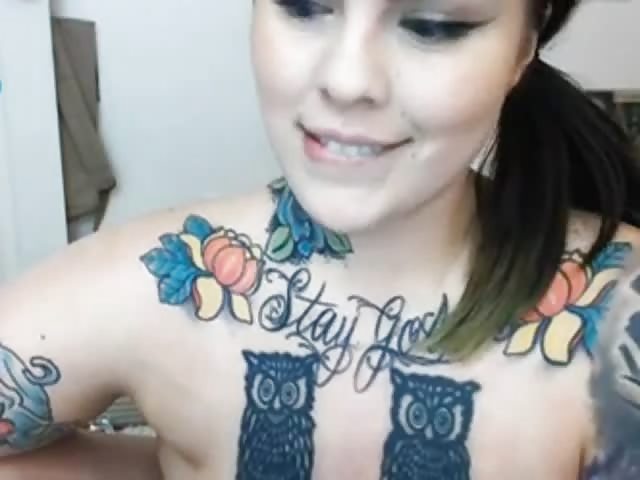Una panzona tatuata nuda davanti alla telecamera