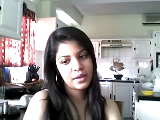 Teen indiana vogliosa mostra il suo bel culo alla webcam