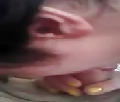 Una dilettante araba filmata mentre succhia un cazzo da vicino