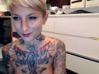 Ragazza tatuata si masturba in webcam