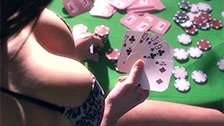 Nappi Valentina giocare a strip poker finisce cazzo in culo