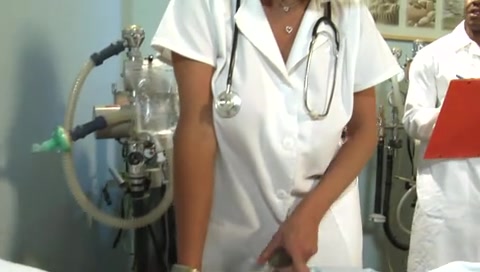 Una bella infermiera bionda si lascia scopare per bene