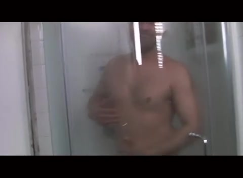 Un uomo esce dalla doccia e poi si fa succhiare il cazzo