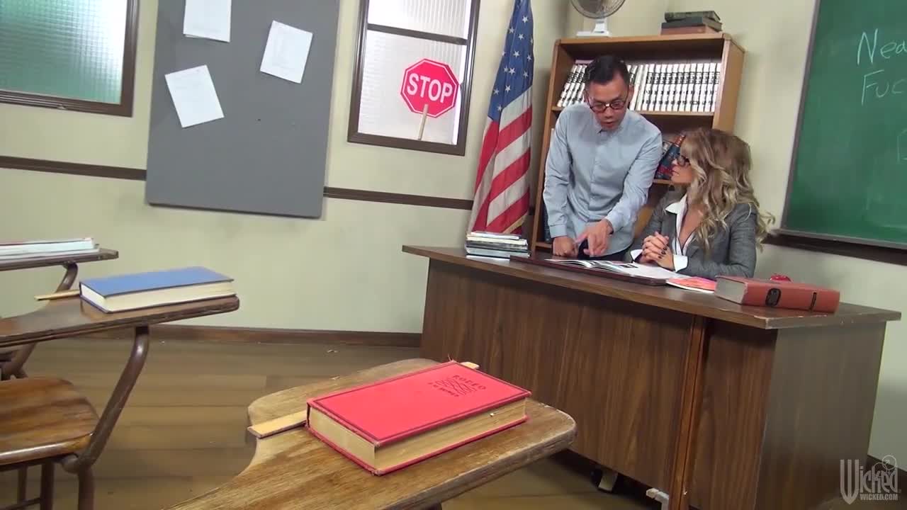 Maestra dai capelli ricci decide di scoparsi il suoi alunni