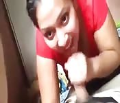 Un ragazzo filma la ragazza mentre gli succhia il cazzo