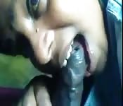 Un cazzo non circonciso viene succhiato di brutto da una studentessa indiana