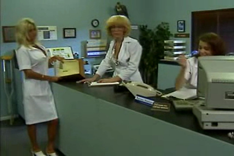 Due belle infermiere bionde si scopano i pazienti dell'ospedale