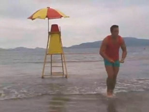 Un bagnino ben dotato si scopa un ragazzo trovato in spiaggia