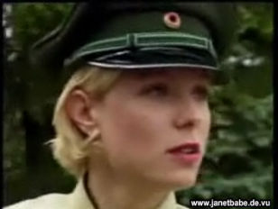 Una poliziotta tedesca un po' zoccola Janet